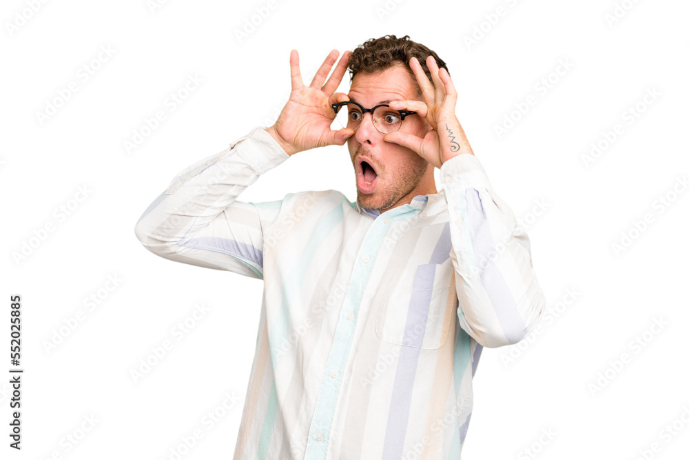 Naklejka premium Young caucasian handsome man isolated keeping eyes opened to find a success opportunity.