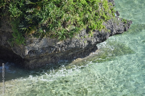 沖縄の果報バンタのエメラルドグリーンの海と青い空 