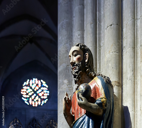 Foto polychrome sculpture of Christ the Savior in the cathedral