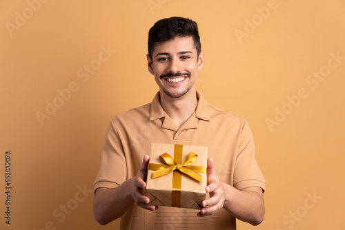 Happy man giving Christmas gift © Vergani Fotografia