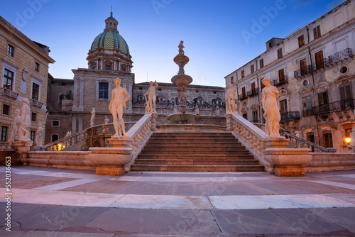 Obraz na płótnie Palermo, Sicily, Italy. Cityscape image of Palermo, Sicily with famous Praetorian Fountain located in Piazza Pretoria at sunset. w salonie
