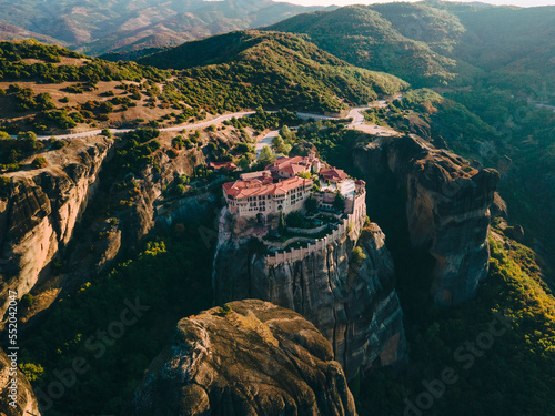 Fotografía meteora monastery aerial view Thessaly mountains Greece