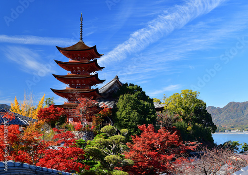 秋の宮島の五重塔
