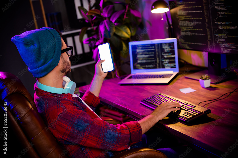 Obraz premium Photo of thoughtful minded guy dressed glasses hat shopping modern device empty space indoors workstation workshop home