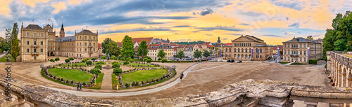 Panorama des Schlossplatzes in der Abenddämmerung in Coburg, Bayern © reimax16