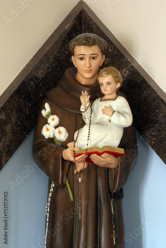 Εκτύπωση καμβά Saint Anthony with the child Jesus, statue in the parish church of Saint Anthony