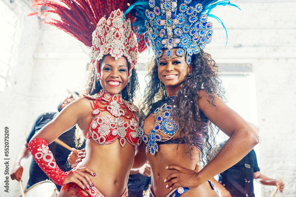 Foto de Brazilian dancers, carnival or women in party costume with feather  accessory or glitter bra in event. Portrait, happy smile or dance friends  in samba fashion or New Year festival clothes