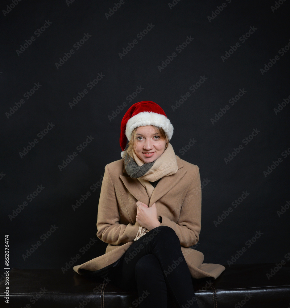 frau mit weihnachtsmann mütze schal und mantel schnee winter weihnachtlich