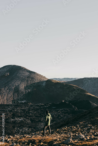 Chico joven en un paisaje volcánico en Fagradalsfjall en Islandia