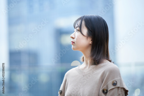 Konstfotografi 落ち着いた表情をした若い女性