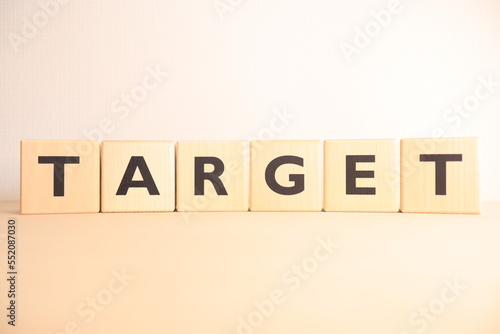 「TARGET」のアルファベット文字の木製ブロック
