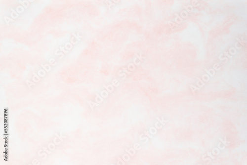 白とピンクの水彩風背景