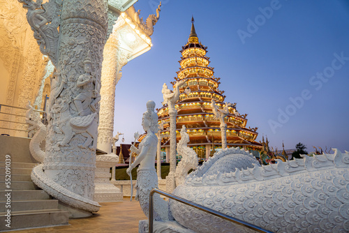 Beleuchteter Wat Huay Pla Kang bei Dämmerung und Sonnenuntergang in Chiang Rai (Thailand, Asien) thailändischer buddhistischer mehrstöckiger Tempel