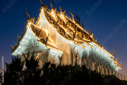 Wunderschöne Beleuchtung des Wat Huay Pla Kang in Chiang Rai, Nordthailand, Asien.