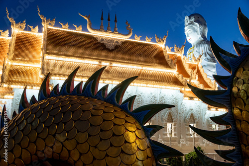 Beleuchteter Wat Huay Pla Kang bei Dämmerung und Sonnenuntergang in Chiang Rai (Thailand, Asien) thailändischer buddhistischer Tempel