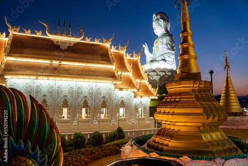 Beleuchteter Wat Huay Pla Kang bei Dämmerung und Sonnenuntergang in Chiang Rai (Thailand, Asien) thailändischer buddhistischer Tempel