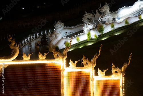 Beleuchteter Wat Huay Pla Kang bei Nacht in Chiang Rai (Thailand, Asien) thailändischer buddhistischer Tempel