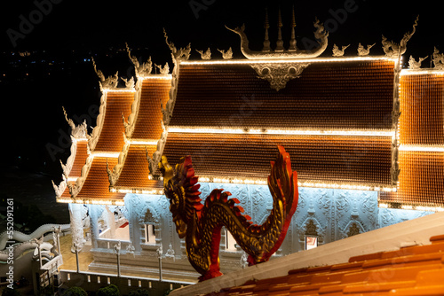 Beleuchteter Wat Huay Pla Kang bei Nacht in Chiang Rai (Thailand, Asien) thailändischer buddhistischer Tempel