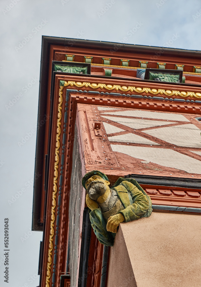 Obraz premium Fassade des historischen Rathauses mit Figur, Schwabach, Deutschland