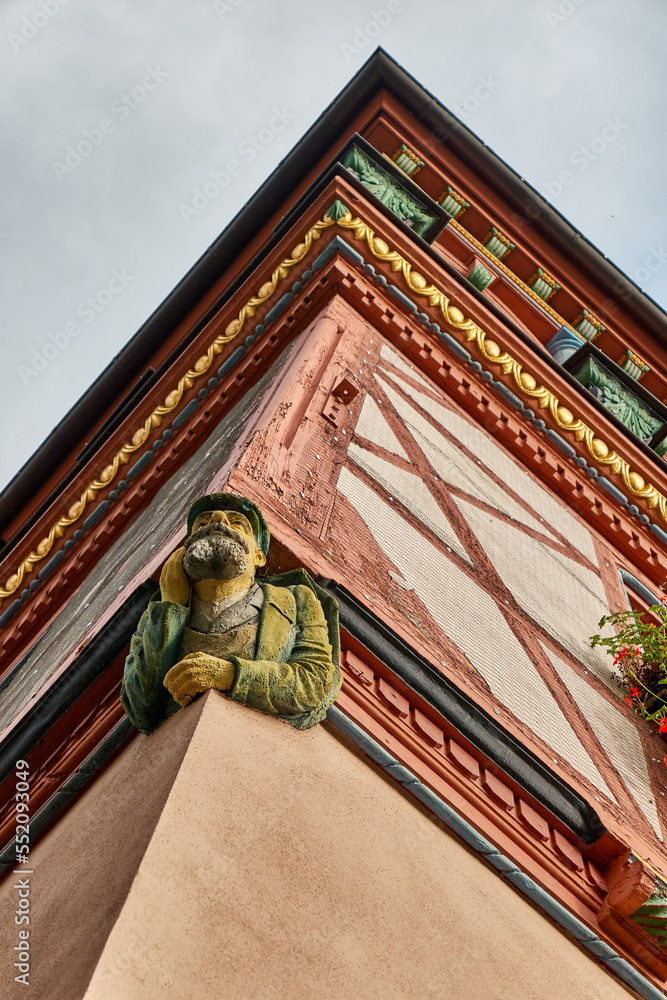 Obraz premium Fassade des historischen Rathauses mit Figur, Schwabach, Deutschland