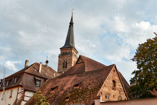 Kirchturm über alten Dächern