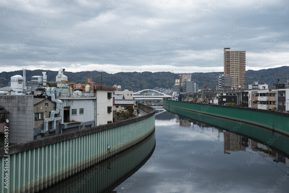 大阪の密集地を流れる河川