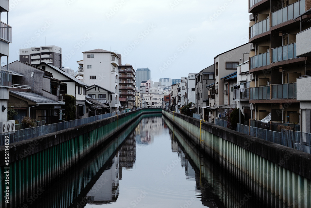 大阪の住宅密集地を流れる河川