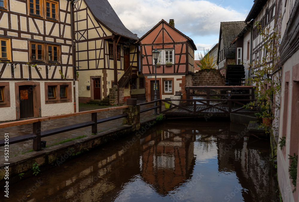 Obraz premium Alte Fachwerkhäuser in Annweiler