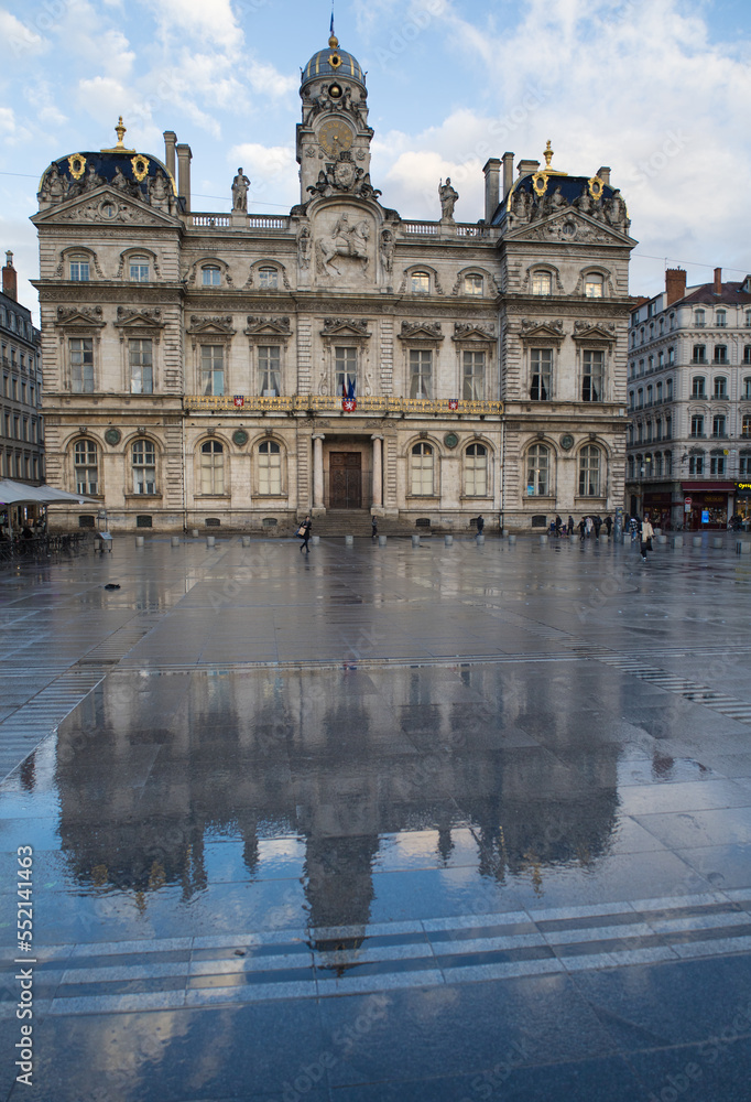 hôtel de ville à Lyon place des Terreaux avec reflet sur sol mouillé