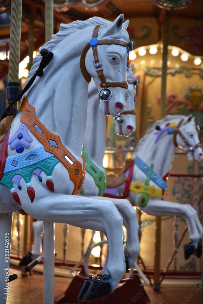 Chevaux de bois au manège traditionnel Chevaux de bois au manège traditionnel
