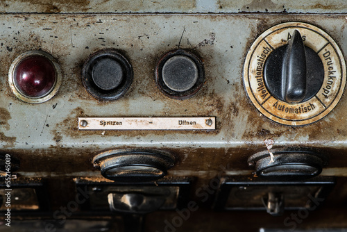 Armaturen von Maschinen in einer alten Thermometerfabrik