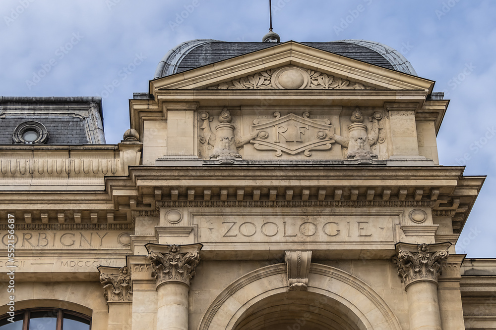 Obraz premium Architectural details of old Paris buildings: “Grand Gallery of the Evolution” - imposing Renaissance-revival building, built in 1889. Paris. France.