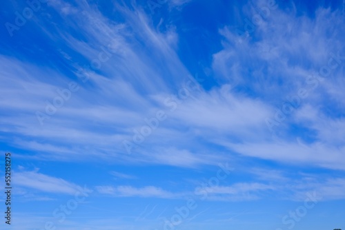 Farbiger Himmel mit spannenden Wolken als Hintergrund