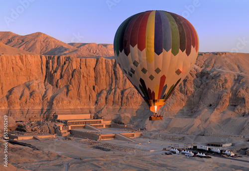 Papier peint HATSHEPSUT'S TEMPLE WITH THE BALLOON IN THE VALLEY OF THE KINGS IN LUXOR