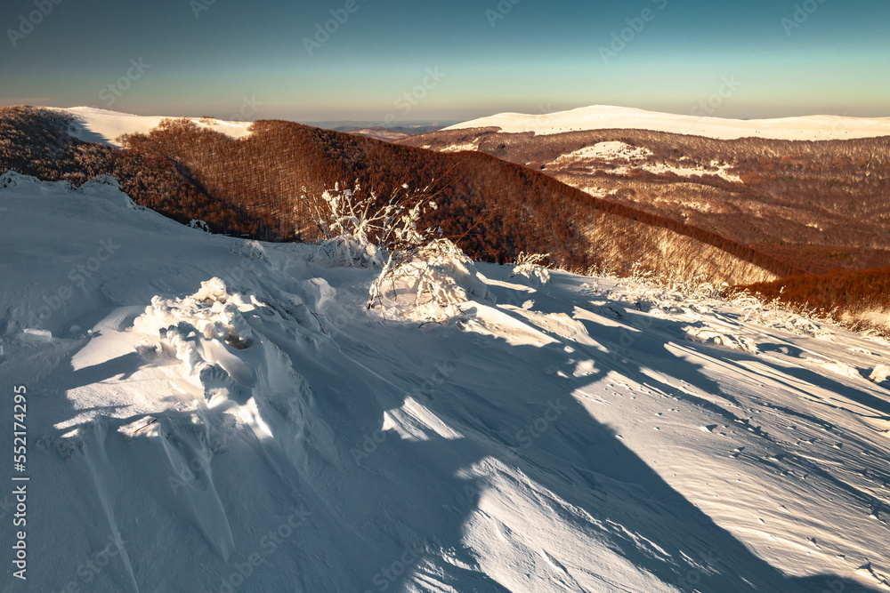 Zimowy krajobraz górski, góry w śniegu, Bieszczady, Polska