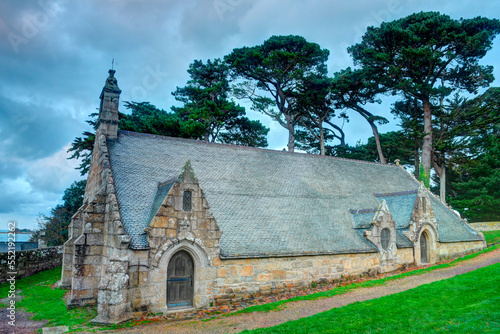 La chapelle de Port-Blanc Penvénan à demi-enterrée - Bretagne France