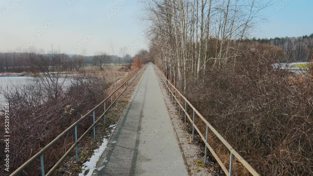 Żelazny szlak rowerowy, ścieżka rowerowa zimą na Śląsku w Polsce Żelazny szlak rowerowy, ścieżka rowerowa zimą na Śląsku w Polsce