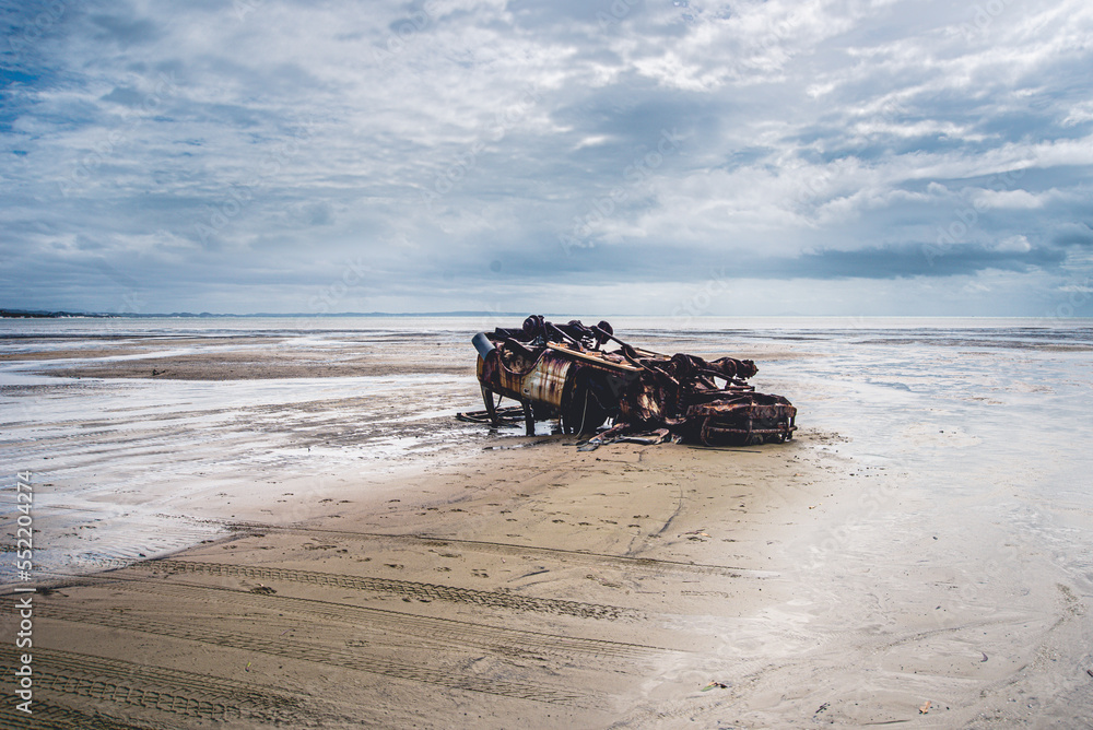 Obraz premium Coloured Sands - 4x4 Wreck