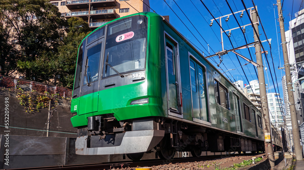 Naklejka premium 通過する電車