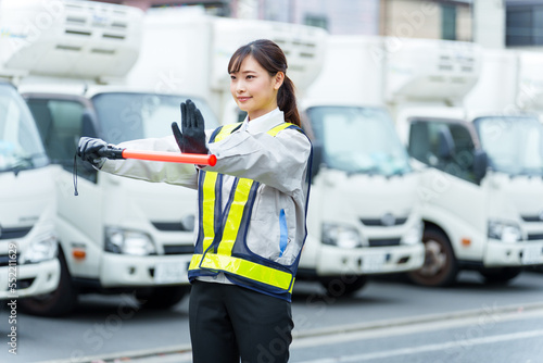 交通整理をする女性の警備員 photo