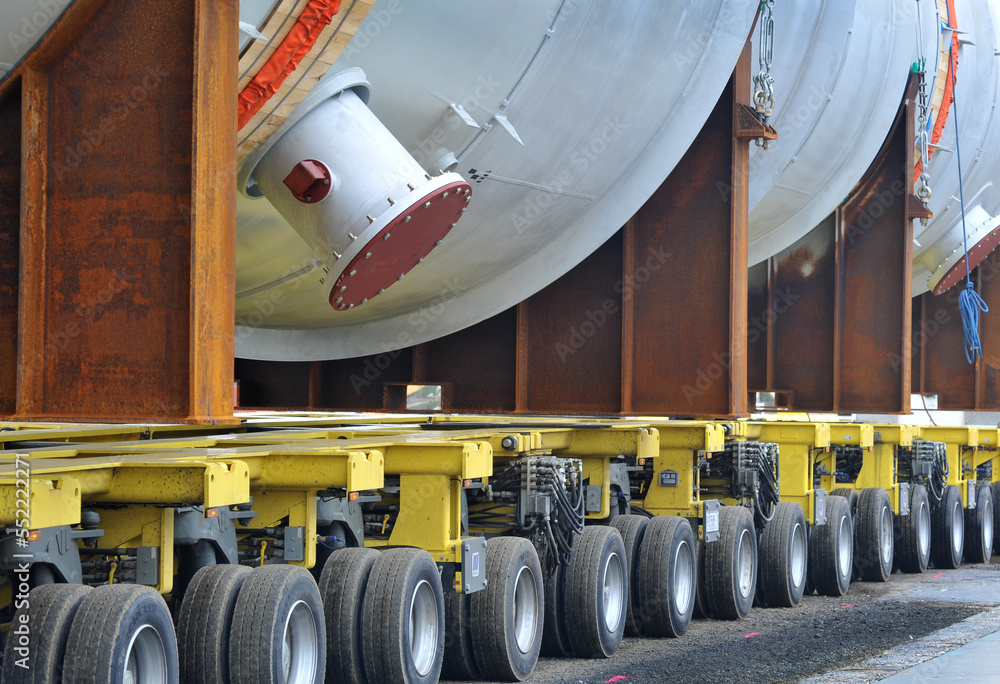 Φωτογραφία Heavy haulage vehicle-showing detail of a refinery tank and many wheels