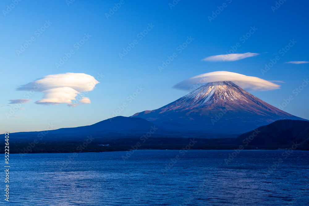 富士山と笠雲＆吊るし雲　山梨県身延町本栖湖にて