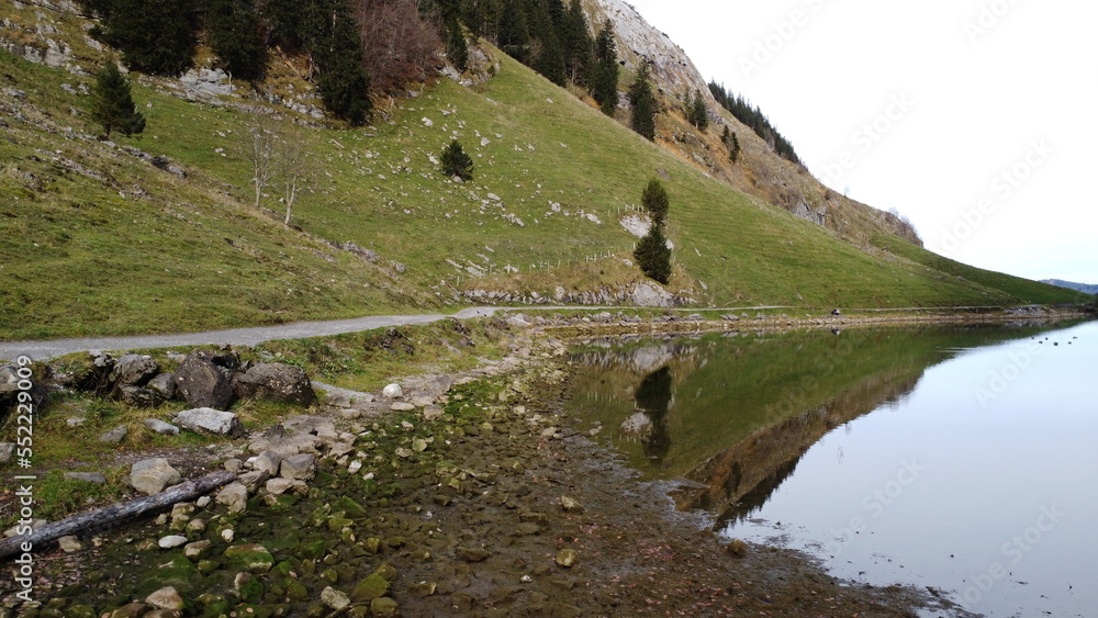 Der Seealpsee ist ein See im Alpstein-Gebiet des Kantons Appenzell Innerrhoden, Schweiz. Das klare Wasser und zwei Berggasthöfe machen den Seealpsee zu einem der beliebtesten Reiseziele. Der Seealpsee ist ein See im Alpstein-Gebiet des Kantons Appenzell Innerrhoden, Schweiz. Das klare Wasser und zwei Berggasthöfe machen den Seealpsee zu einem der beliebtesten Reiseziele.