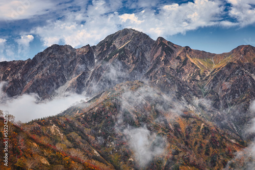 紅葉の遠見尾根の背後に聳える五竜岳 © Taka Mountain