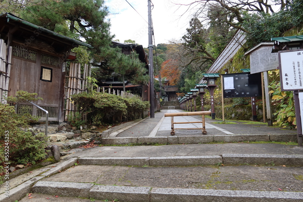  A Japanese temple in Kyoto : a scene of the access to the precincts of Choraku-ji Temple 京都の日本のお寺：長楽寺境内へ至る参道の風景　