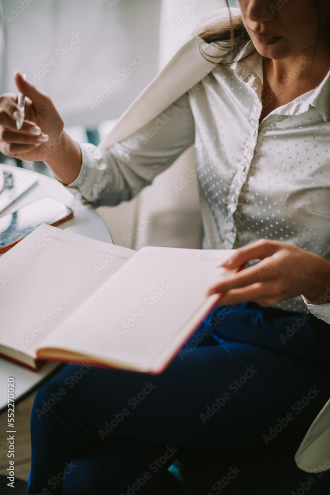 Obraz premium Business woman with a notebook