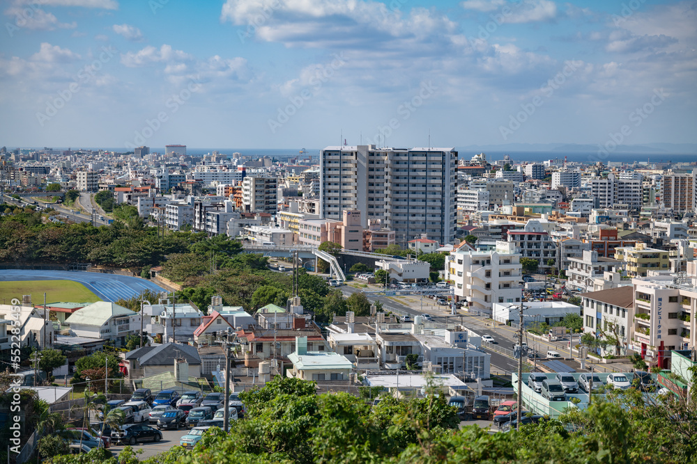 沖縄・浦添大公園展望台から見下ろす浦添市の風景