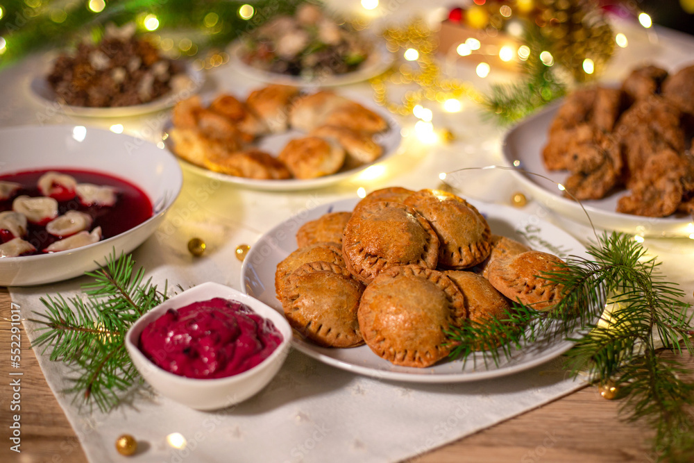 Święta Bożego Narodzenia, wigilijne tradycyjne  potrawy na stół. Polska kolacja świąteczna. - obrazy, fototapety, plakaty 
