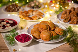 Święta Bożego Narodzenia, wigilijne tradycyjne potrawy na stół. Polska kolacja świąteczna.