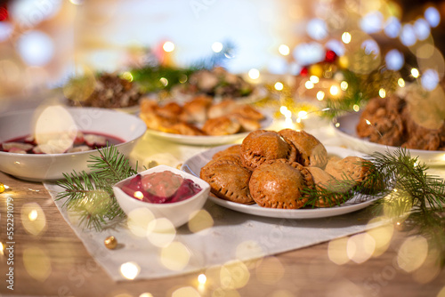 Święta Bożego Narodzenia, wigilijne tradycyjne potrawy na stół. Polska kolacja świąteczna.